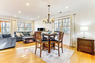 Image de < 3 Mi to UConn: Peaceful Home on Pine lake