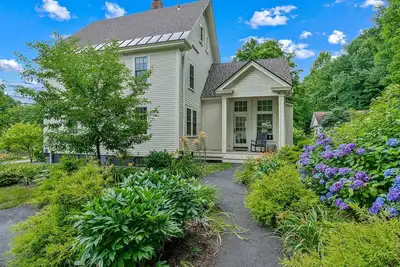Image de Located on Ottaquechee River! | River View Cottage