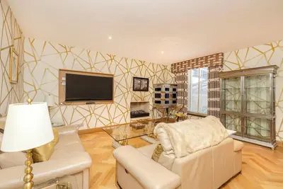 Beautiful 3 bed Apt. on York Place