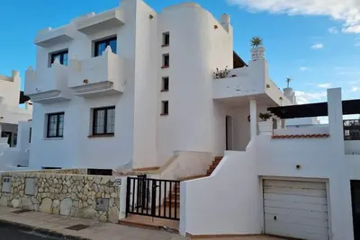 Image de Conveniently located spacious villa with own pool