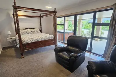 Image de Rest your head on our four poster bed or hit the bike trail instead.