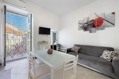 Image de Appartement 'Casa Vacanza Nel Cuore Di Loano' avec balcon, Wi-Fi et climatisation