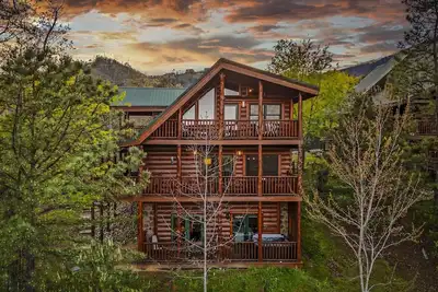 Image de \"Running Bear\" Near Pigeon Forge: Hot Tub, Game Room, Theater, and Stunning Views