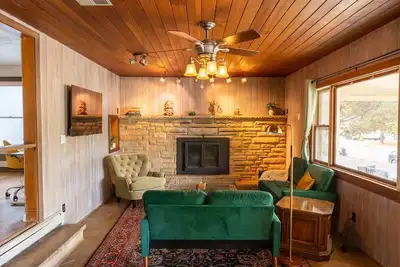 Image de Bright Aztec 4 bed home, steps from Main Ave