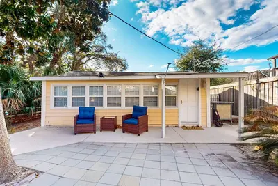 Image de Cozy cottage with W/D, dog friendly & close to beach - Shared Outdoor