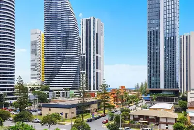 Broadbeach Apartment - Central, WiFi & Secure Park