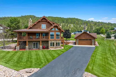 Image de Gorgeous lodge with mountain views, fireplace, game room, hot tub & grill