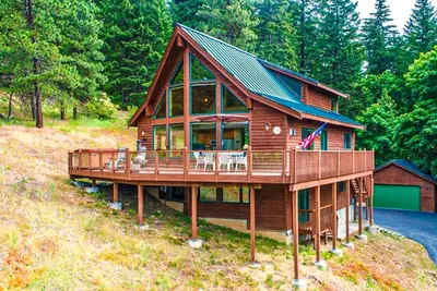 Image de Mountain-view cabin with game room, hot tub and spacious deck