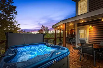 Image de Christmas in Modern Mt Cabin-Dollywood, Downtown, Zipline w/ Hot Tub, Grill, Games