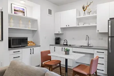 Image de Studio in Dt Atx | Queen & Sofa Bed | Ada | Patio