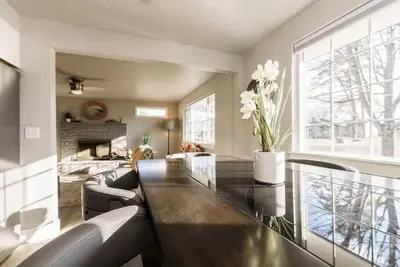 Image de #StayinMyDistrict Furnished Monthly Meridian Home