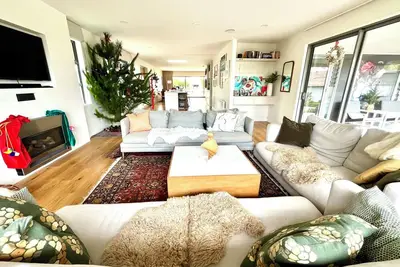 Image de A modern Havelock North home with pool, spa and great indoor \/ outdoor living!