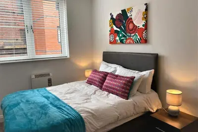 Cosy City Centre Apartment with parking