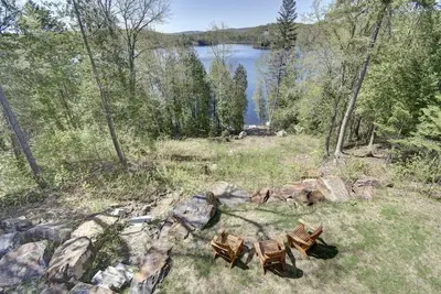 Image de Modern Lakefront Chalet + Private Jacuzzi & Dock