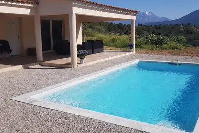 Image de maison calme avec piscine entre mer et montagne au milieu du maquis corse