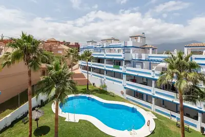 Image de Appartement ensoleillé avec piscine et jardin
