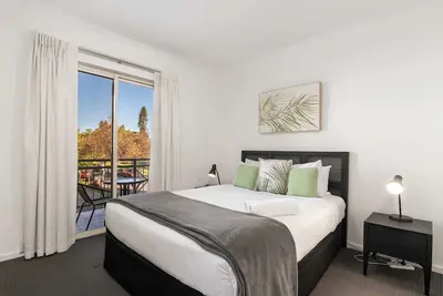 Image de Park Views on Hurtle: Cbd, balcony, tennis court