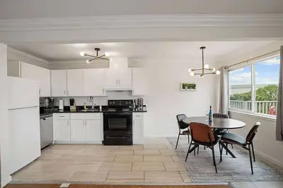 Image de Tranquil 2br with Coastal and Mountain Views