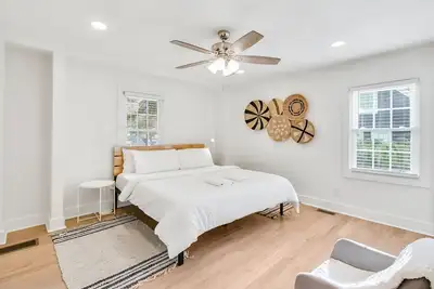 Image de Charming 3br Retreat: Live Like a Local in Chamblee!