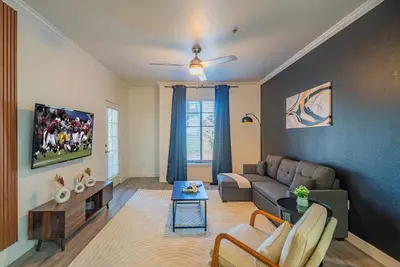 Image de Near the Stadium | Pool, Gym, Parking HotTub W/D