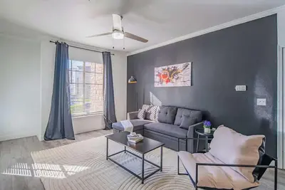 Image de Steps to Stadium |Pool, Gym, Balcony, Parking, W/D