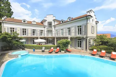 Image de Villa élégante avec piscine et tennis à côté du centre-ville! - Villa Virginia