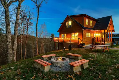 Image de Upscale Cabin | Hot Tub, Game Room, Mountain Views, Picnic Area