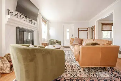Image de New Elegant Home with Gated Yard and Playground