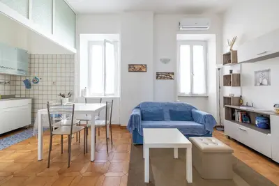 Image de Near The Coliseum, Quiet Three-Room Apartment