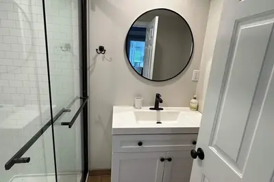 Image de 13 beds, Sleeps 13+: Fri-Fri in summer; Park car & walk to beach, everywhere