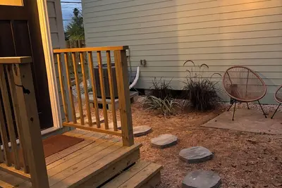 Image de Secluded Three Cottage Compound in Heart of Houston