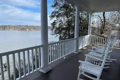 Image de New! Lakefront, family-friendly 7-bedroom home, big water view, volleyball court