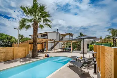 Trinacrys - Holiday home, family apartment with private pool