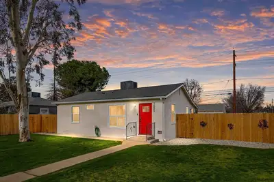 Image de Stay in this Downtown Cottage