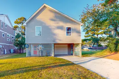 Image de Coastal water view home close to beach and local attractions