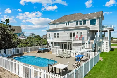 Image de Luxurious home w/ pool, hot tub, pool table and more