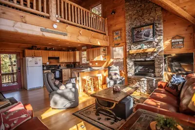 Image de Rustic Ridge a Cozy 4-bedroom cabin w/ pool table & hot tub in adorable Townsend