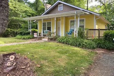Image de Charming 2-bedroom 1. 5 bath cottage with WiFi and Ac near Main St Hendersonville