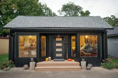 Image de Style on the Square 2-bedroom bungalow with WiFi, Ac in Petersburg