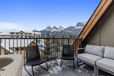 New Private Hot Tub ~ Upscale Mountain Home