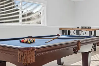 Image de SweetHomeAway - Relaxing - Pool Table - King Bed - Modern home in Blaine