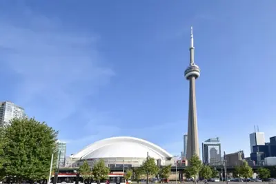 Image de 5 minutes walking to Cn Tower! Luxury 2 bed+2 bath condo Downtown Toronto