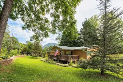 Image de Smoky Mountain Riverfront Lodge: 4 bedrm on the Tuckaseegee River in Sylva Nc