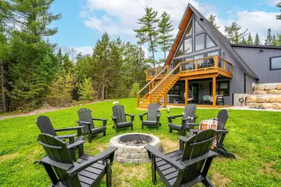 Image de Modern A-Frame~ 9min Sunday River! HotTub! FirePit! Arcade Games! Slps 12