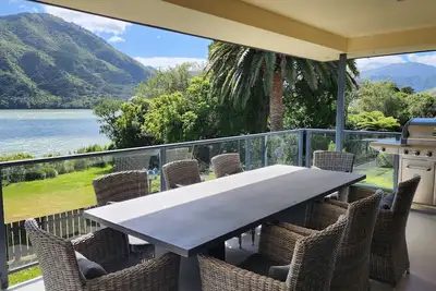 Image de Waterfront & spacious. Room for cars & boat trailer. 6km from Havelock Marina