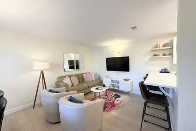 Image de Perfectly located, newly renovated, charming 3 bedroom condo - 1 mi from campus