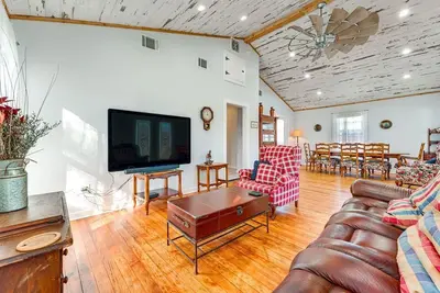 Image de Walk to Dtwn Shops & Bbq: Home w/ Fenced Yard!