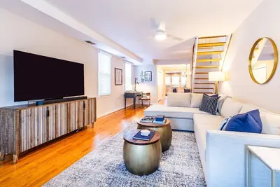 Image de New Eastport home with parking, dog-friendly & steps to shops with backyard