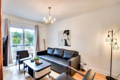 Image de Montreal Traveler`s Home! Vintage & Value 2br apt!