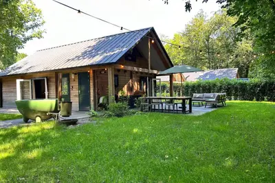Image de Maison en bois confortable avec bain à remous